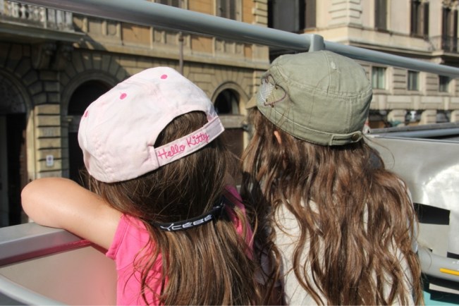 Penelope und Esmeralda im Doppeldecker