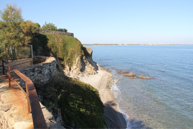 Campingplatz über der Steilküste mit Zugang zu drei Sandbuchten