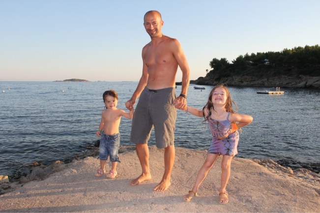 Der stolze Vater mit seinen Töchtern