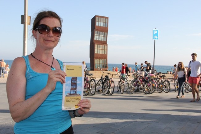 Der Strand ist erreicht (im Hintergrund: "Verletzter Stern" von Rebecca Horn)