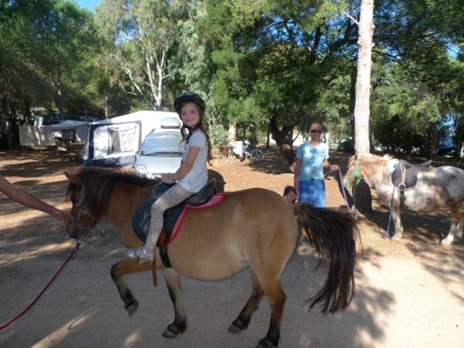 Esmeralda auf Anais, Penelope neben Etoile