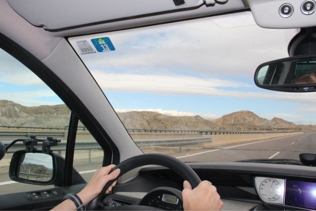 Juanita am Steuer - tolle Landschaft am Weg nach Granada