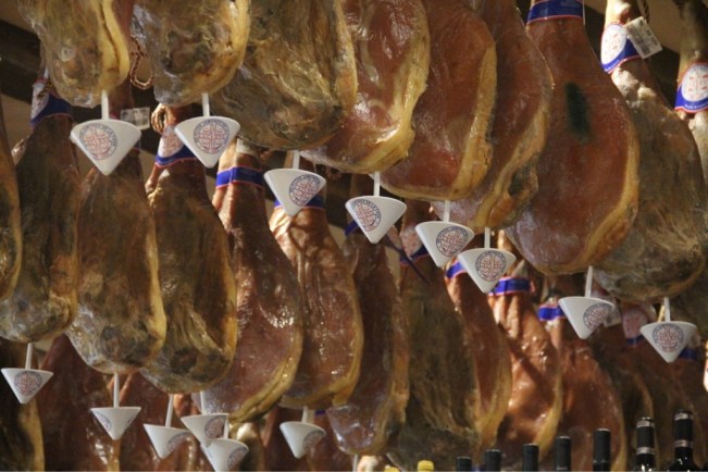 Schinken über unseren Köpfen in einem typischen Lokal