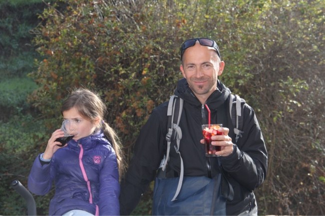 Esteban genehmigt sich einen Sangria und Esmeralda eine Cola