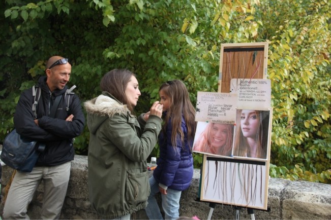 Esmeralda gönnt sich drei Federsträhnen im Haar