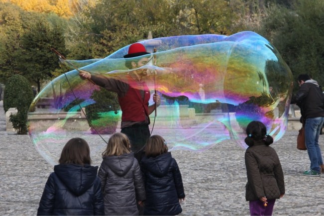 Akrobaten verzaubern die Kinder