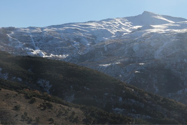 Sierra Nevada - links erkennt man Pradollano mit Schneekanonen