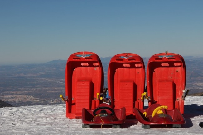 Spanier sind eher Bob-Fahrer als Skifahrer... (im Hintergrund Granada)