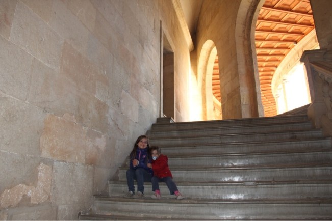 Esmeralda und Penelope im Palacio Carlos V.