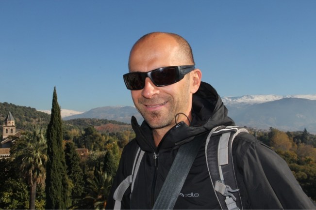 Esteban vor den schneebedeckten Bergen der Sierra Nevada