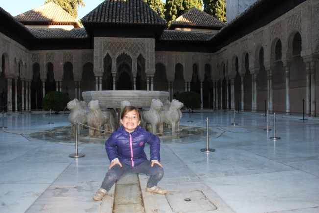 Höhepunkt der Alhambra: Patio de los Leones (mit Esmeralda)