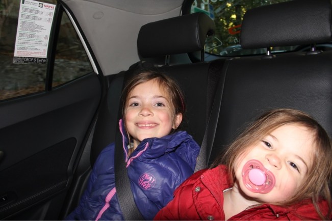 Müde nach der Alhambra - erste Taxifahrt für die Kids