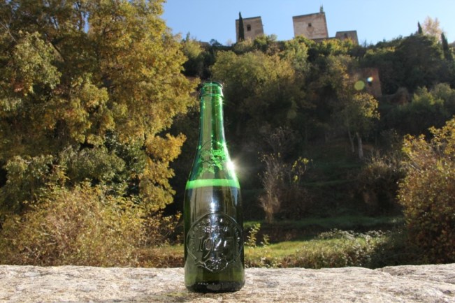 Alhambra (-Bier) vor der Alhambra