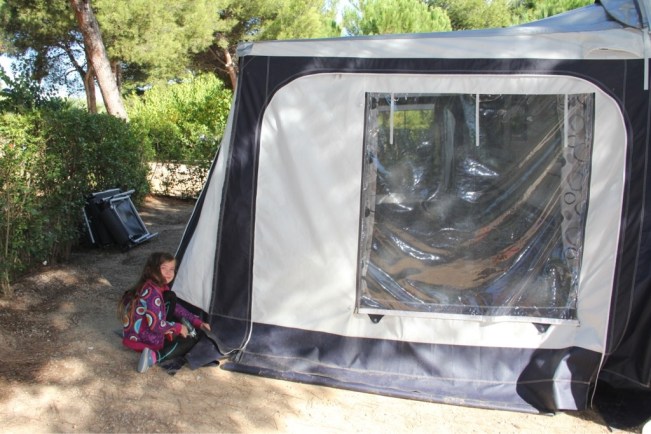 Esmeralda hilft beim Vorzeltabbau