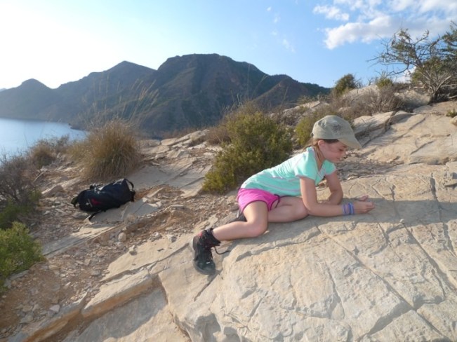 Esmeralda macht Fels-Ritzungen