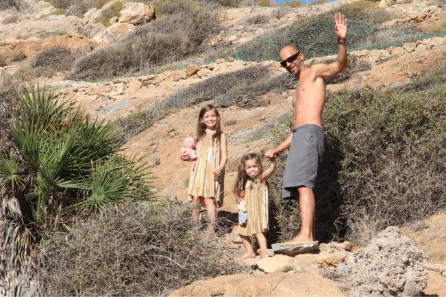 Die Taufwanderung im goldenen Kleid klappt.