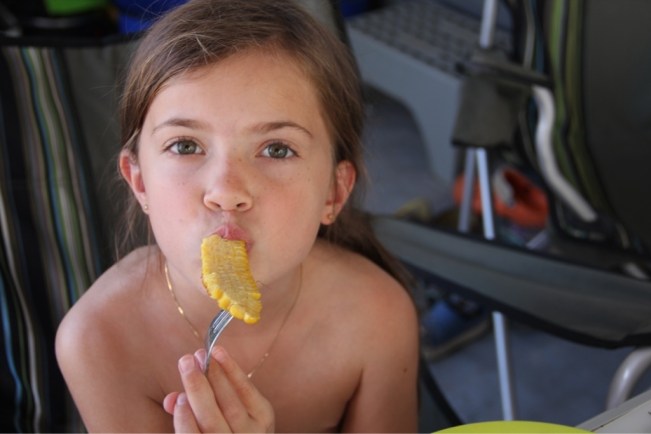 Mais mit Wackelzähnen zu essen ist schwierig!