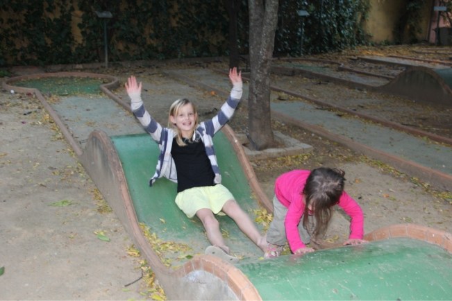 Minigolf-Rutschen mit Emily