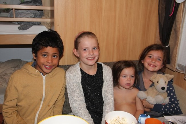 Ruben, Emily, Penelope und Esmeralda am Popcorn-Essen