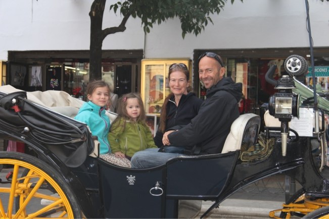 Familie Ausgeflogen in der Kutsche