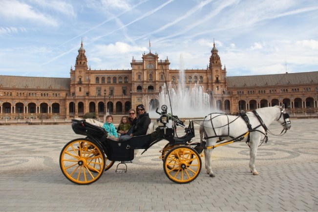 Blanco mit Familie Ausgeflogen auf der Plaza de Espana