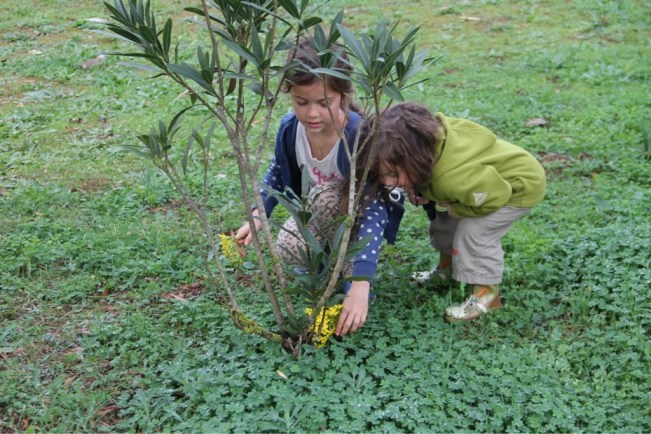 Die Kids sind sehr beschäftigt - Gartenarbeit