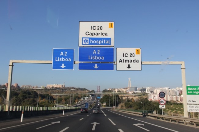 Kurz vor der Brücke, die über den Tejo nach Lissabon führt
