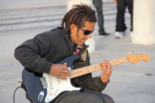 Und schon wieder ein Musiker - übrigens ein wahrer Gitarrenkünstler