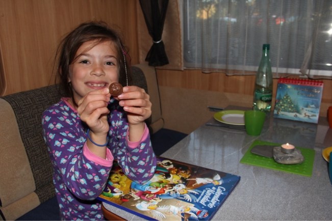 Das erste Türchen vom Adventskalender wird geöffnet