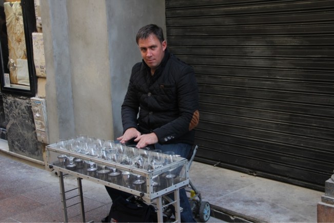 Er spielte "Stille Nacht" mit Wassergläsern