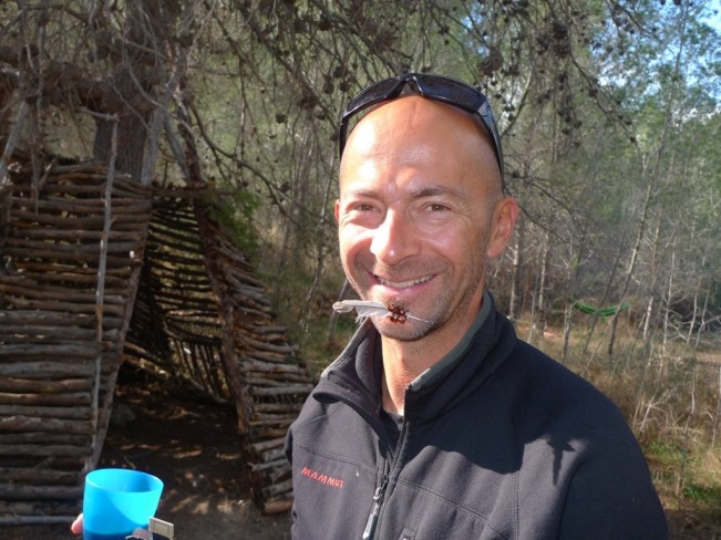 Esteban entdeckt ein verstecktes Indianertipi