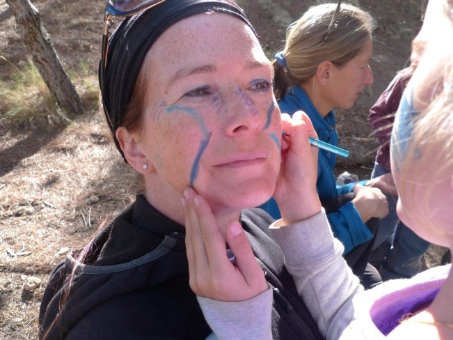 Hilfloses Maus (Juanita) wird geschminkt