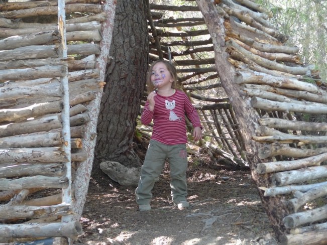 Zarte Schlange (Penelope) inspiziert das Tipi