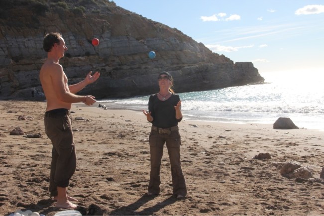 Juanita beim Jonglier-Training mit Cedric