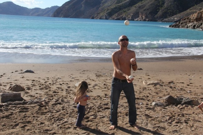 Auch Esteban und Penelope  versuchen das Jonglieren