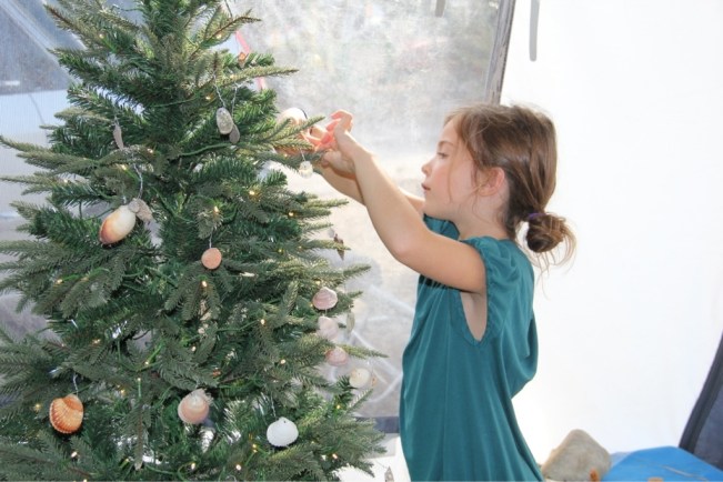 Esmeralda schmückt den Weihnachtsbaum