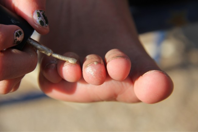 Stylistin Esmeralda versucht sich an ihren Zehennägeln