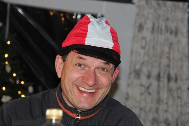 auch eine rote Kopfbedeckung soll Glück bringen, zur Not tut es auch eine Badekappe