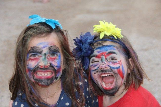 Esmeralda und Lilo geschminkt für die Abschiedsparty