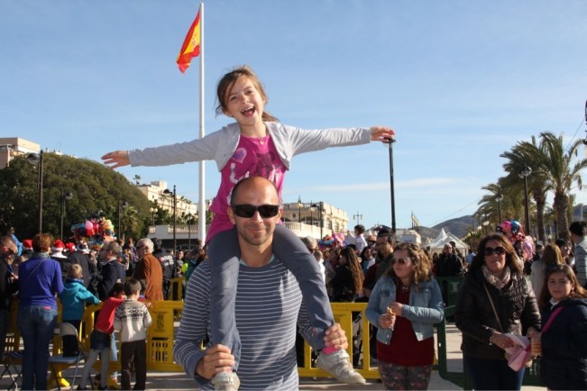 Esteban und Esmeralda warten auf das Boot mit den Heiligen Drei Königen