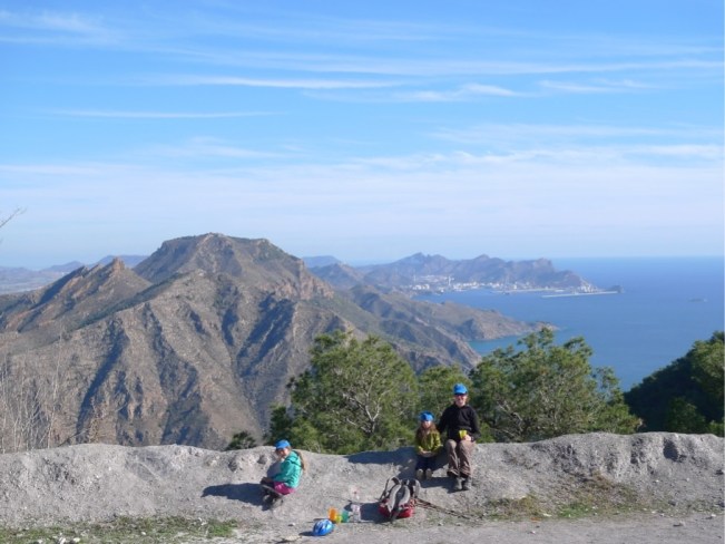 Pause bei Wanderung zur Ermita de la Muela mit Blick auf den Hafen von Cartagena