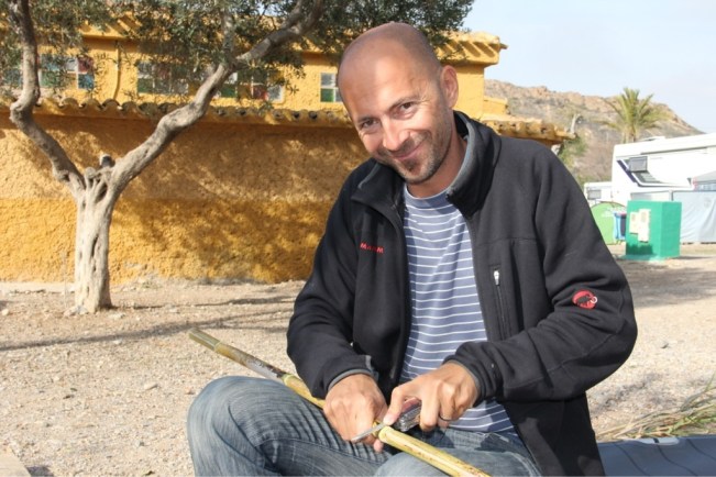 Esteban macht einen Wanderstock aus Bambusrohr