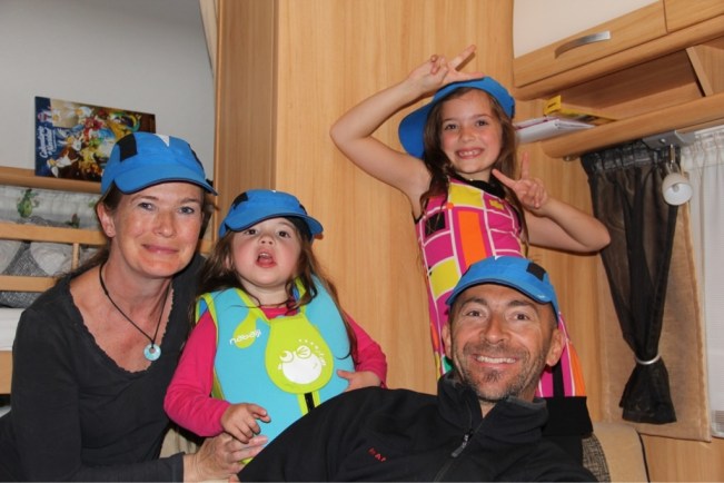 Familie Ausgeflogen mit neuen Wanderkäpple