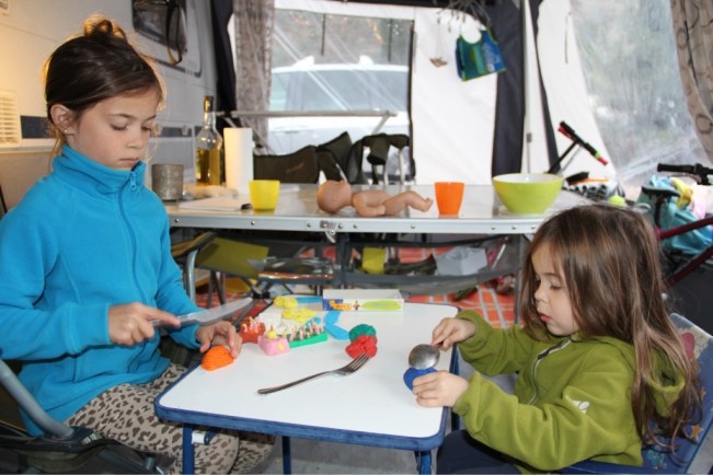 Es wird auch fleissig geknetet und modelliert.