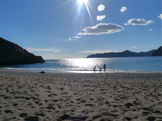 Die drei Damen (Juanita, Esmeralda und Penelope) nehmen ein Bad