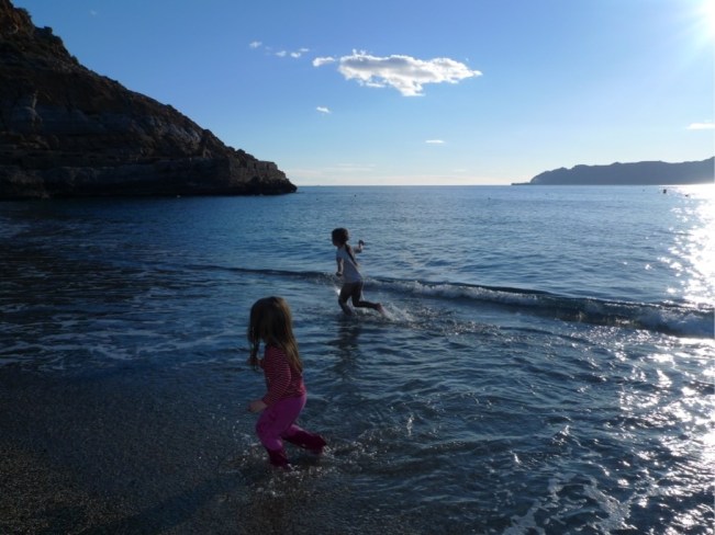 Vielleicht ist das Wasser wärmer, wenn wir angezogen hinein gehen?