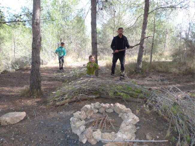 Wir bauen ein Waldsofa bei unserem Tipi