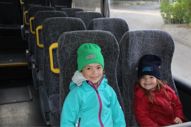 Die Girls im Bus nach Barcelona