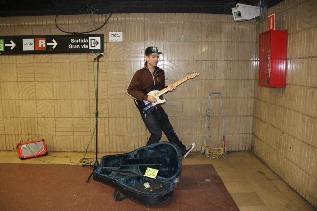 Ein super Gitarrist spielt in der Metro "Pretty Woman"