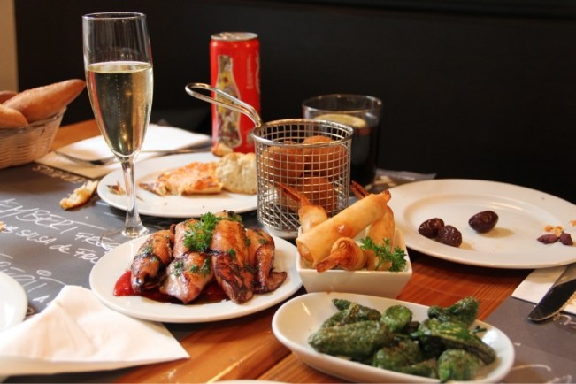 Esteban und Juanita lieben Tapas mit Cava